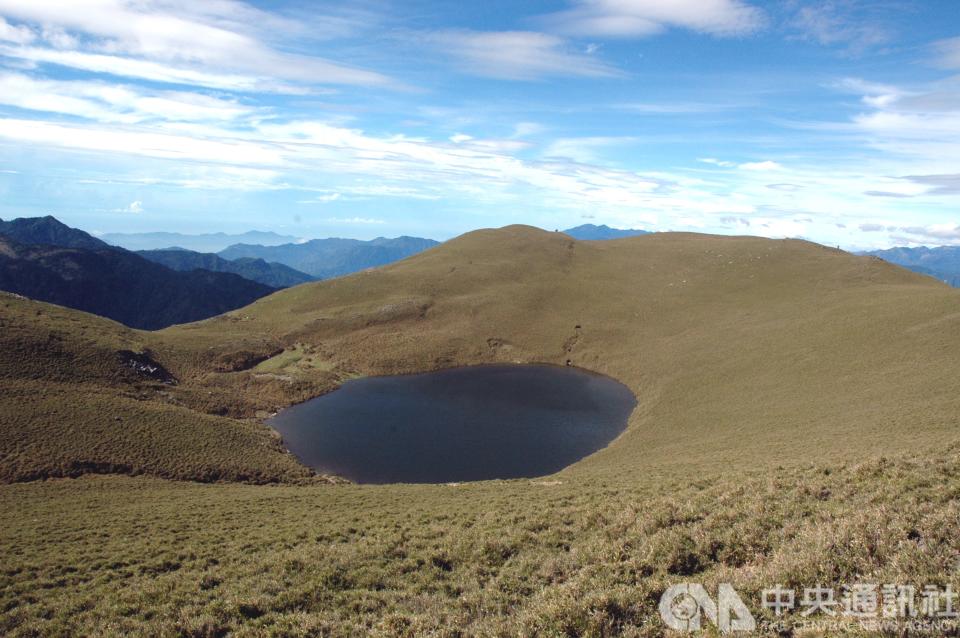 嘉明湖海拔3310公尺，位於中央山脈稜線上，沒有溪流注水，湖水完全靠雨水注入，滿水位時，湖面長約120公尺，寬約80公尺，深約35公尺，山友譽為天使的眼淚，布農族人叫它月亮的鏡子。 (中央社檔案照片)