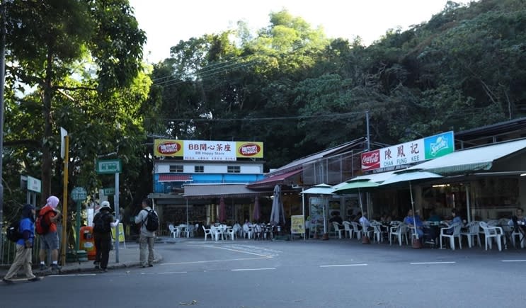 落山後行返去鹿頸站，此處有士多可以坐低食碗麵飲杯奶茶再離開。 