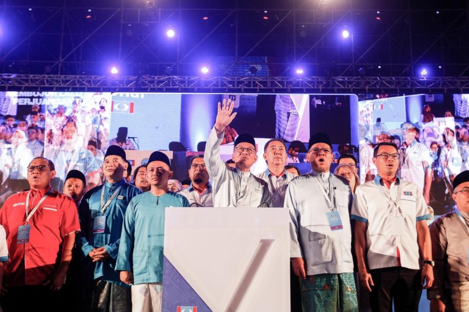 PKR president Datuk Seri Anwar Ibrahim along with all party members sing the party anthem during the Special PKR Congress at Malawati Stadium March 18, 2023. — Picture by Sayuti Zainudin