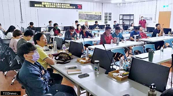 南市工務局開辦教育訓練，代訓輔導營造人員取得臺灣職安卡。<br /><br />（記者李嘉祥攝）
