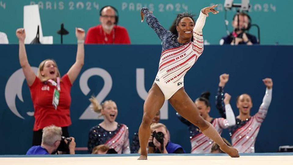 Simone Biles en una rutina en suelo