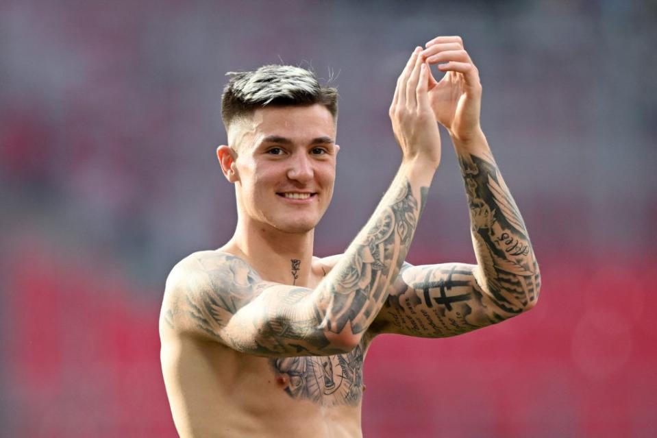 LEIPZIG, GERMANY - APRIL 13: Benjamin Sesko of RB Leipzig applauds the fans following the team's victory during the Bundesliga match between RB Leipzig and VfL Wolfsburg at Red Bull Arena on April 13, 2024 in Leipzig, Germany. (Photo by Stuart Franklin/Getty Images)