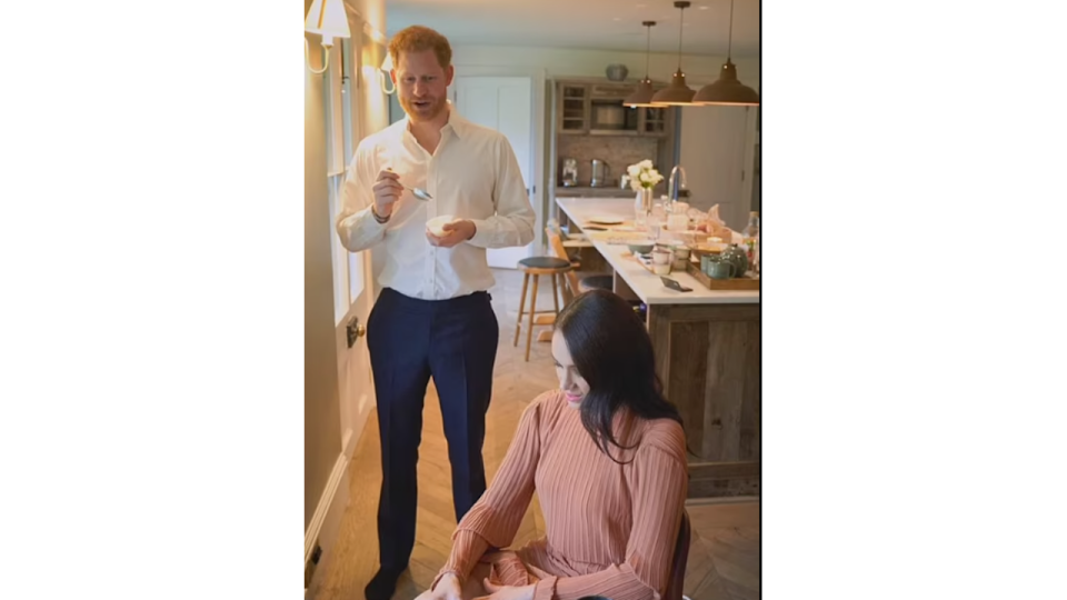 harry and meghan in kitchen