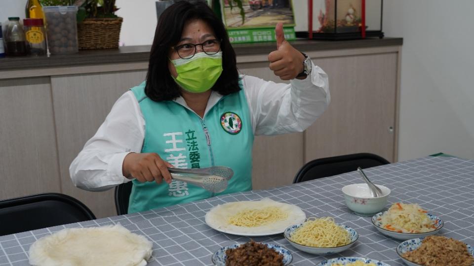 民進黨嘉義立委王美惠介紹清明節必吃傳統美食，「包油麵的潤餅」。（圖／TVBS）