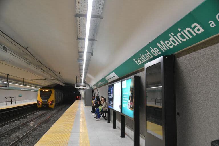 Reabrió la estación Facultad de Medicina de la línea D, que permanecía cerrada desde el pasado 8 de enero