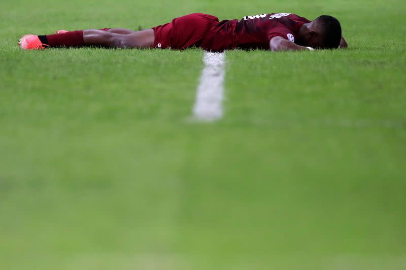 Foto del domingo del futbolista de Venezuela Sergio Cordova reaccionando tras la eliminación de su equipo en la Copa América