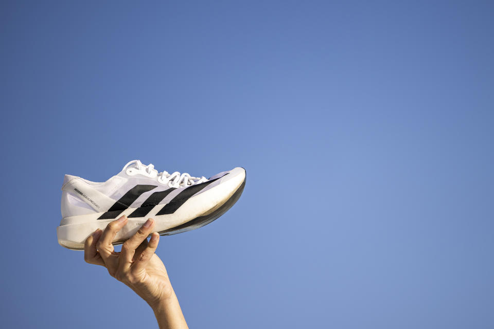 Ashley Mateo corre con sus zapatillas Adizero Adios Pro Evo 1 de Adidas en Denver, Colorado, el 30 de octubre de 2023. (Kevin Mohatt/The New York Times)