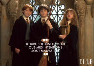 On s’en souvient comme si c’était hier. Il y a vingt ans, le monde découvrait les aventures d’Harry Potter sur grand écran, quatre ans à peine après la publication du premier tome de la saga. Si l’histoire imaginée par J.K Rowling est initialement pensée pour les enfants, elle va finalement séduire toutes les générations, qui tombent sous le charme de l’univers fantastique du petit sorcier. Car Harry Potter, c’est bien plus qu’une simple histoire de sorciers et de magie. C’est aussi une histoire sur l’amitié, le courage, l’adolescence et l’amour à laquelle chacun.e peut s’identifier. Et une véritable leçon de vie délivrée tout au long des huit films grâce au trio iconique composé d’Harry, Ron et Hermione, mais aussi grâce aux sages conseils de Dumbledore, aux maladresses d’Hagrid, aux répliques cinglantes du Professeur Rogue ou encore les paroles (pas toujours) réfléchies de Dobby, notre elfe de maison préféré. Zoom sur 27 citations cultes qui vous feront quitter le monde des Moldus et rejoindre l’univers féerique d’Harry Potter.