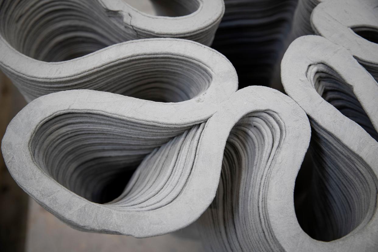 The structure of a concrete wall printed by a 3D robotic arm 