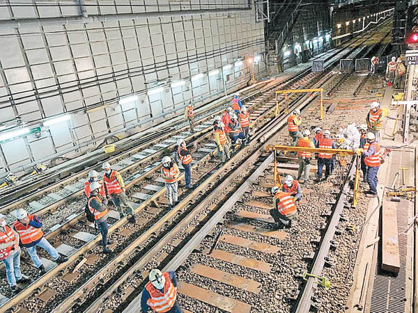 沙中綫過海段正進行新舊路軌接駁工序。