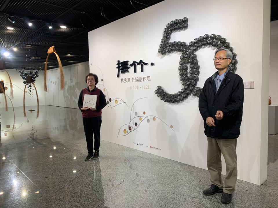 薪傳竹編半世紀！工藝大師林秀鳳，在彰化美學館展出「撫竹50」創作展。（圖：李河錫攝）