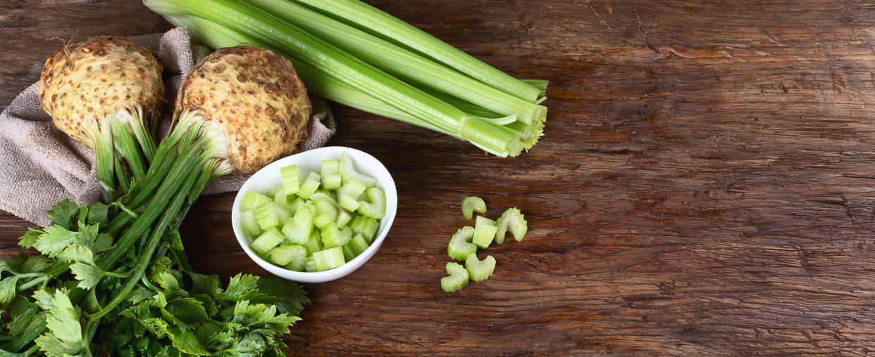 Sellerie ist ein vielfältiges und vor allem gesundes Gemüse, dessen würziger Geschmack je nach Zubereitungsart – ob roh, gekocht oder gebraten – Suppen, Eintöpfe oder Salate bereichert. (Bild: Getty Images)