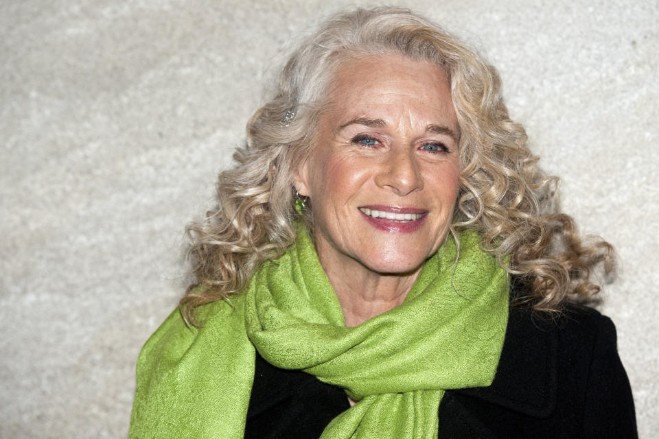 ARCHIVO - En esta foto del 30 de noviembre de 2011, Carole King asiste al encendido del árbol de Navidad en Rockefeller Center, en Nueva York. King será incorporada al Salón de la Fama del Rock & Roll el 30 de octubre de 2021. (AP Foto/Charles Sykes, Archivo)