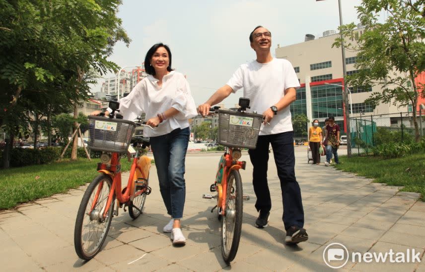 朱立倫今天回到新北與板橋區立委參選人柯志恩一起騎Youbike走訪板橋。   圖：林昀真／攝