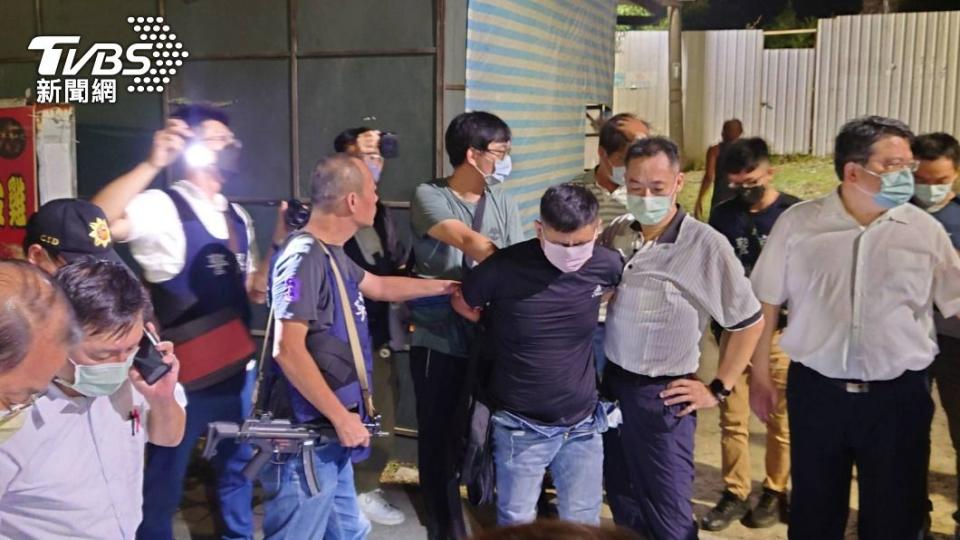 今年8月發生台南雙警遭刺殺身亡嫌犯林信吾在逃亡17小時落網。（圖／TVBS資料照）