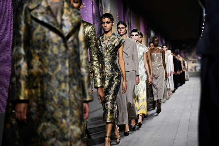 Modelos desfilan al final del desfile de Christian Dior durante la Semana de la Moda de Alta Costura Primavera-Verano 2023 en París el 23 de enero de 2023. 