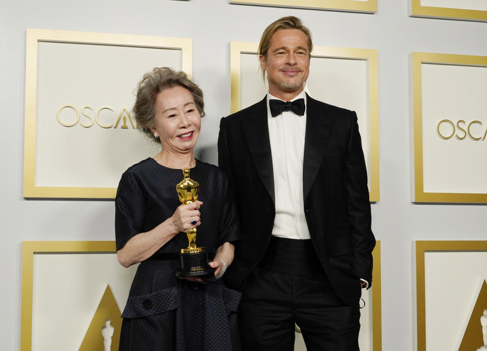 Yuh-Jung Youn, ganadora como Mejor Actriz de Soporte por su papel en "Minari," posa junto a Brad Pitt en la sala de prensa de los Óscars. (Getty Images)