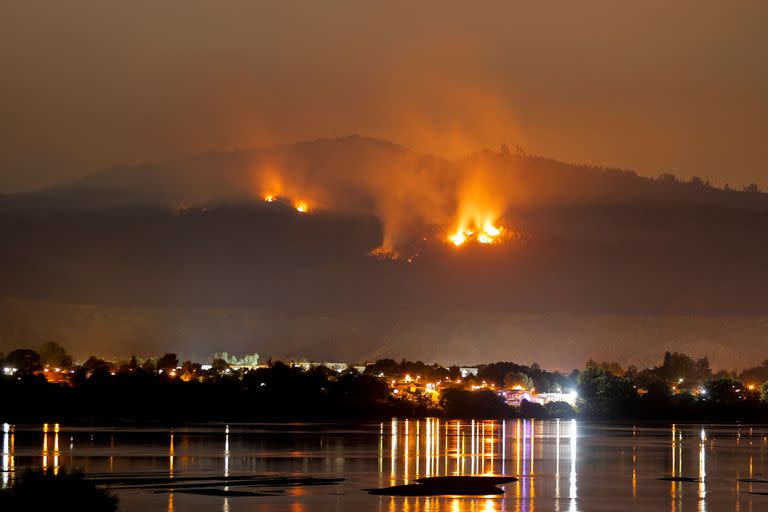 Un incendio forestal se acerca a la ciudad de Chiguayante, en la provincia de Concepción, Chile, el 9 de febrero de 2023More than 5,600 local firefighters, with backup from personnel flown in from Mexico, Colombia and Spain, were actively battling 89 priority fires out of a total of 311 burning a week into the disaster, officials said. (Photo by JAVIER TORRES / AFP)