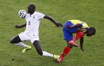 France's Mamadou Sakho (L) fights for the ball with Ecuador's Enner Valencia