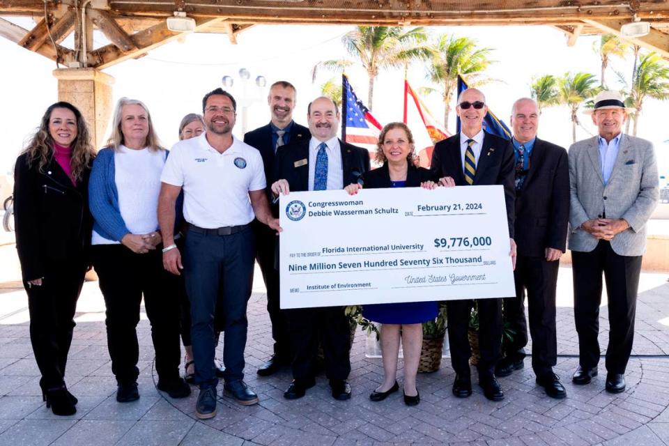 La legisladora Debbie Wasserman Schultz posa con un grupo de políticos y académicos y un cheque ceremonial emitido a la Universidad Internacional de la Florida para un nuevo programa de monitoreo de aguas subterráneas, el miércoles 21 de febrero de 2024, en Hollywood.