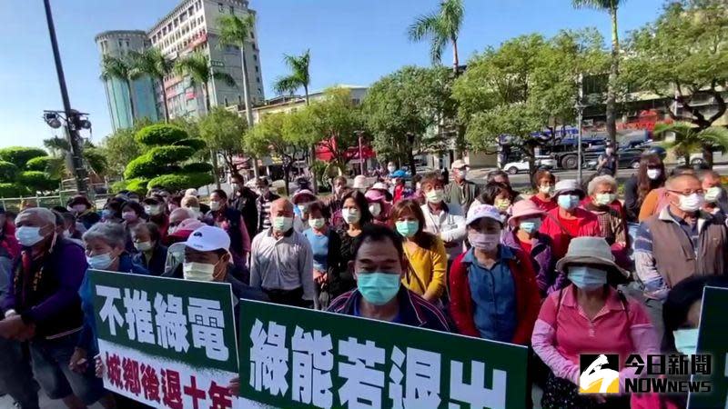 ▲大城鄉民組經濟自救會100多位自救會成員前往縣府陳情，抨擊環團管太多，表達力挺綠能建設。（圖／記者陳雅芳攝，2020.12.02）