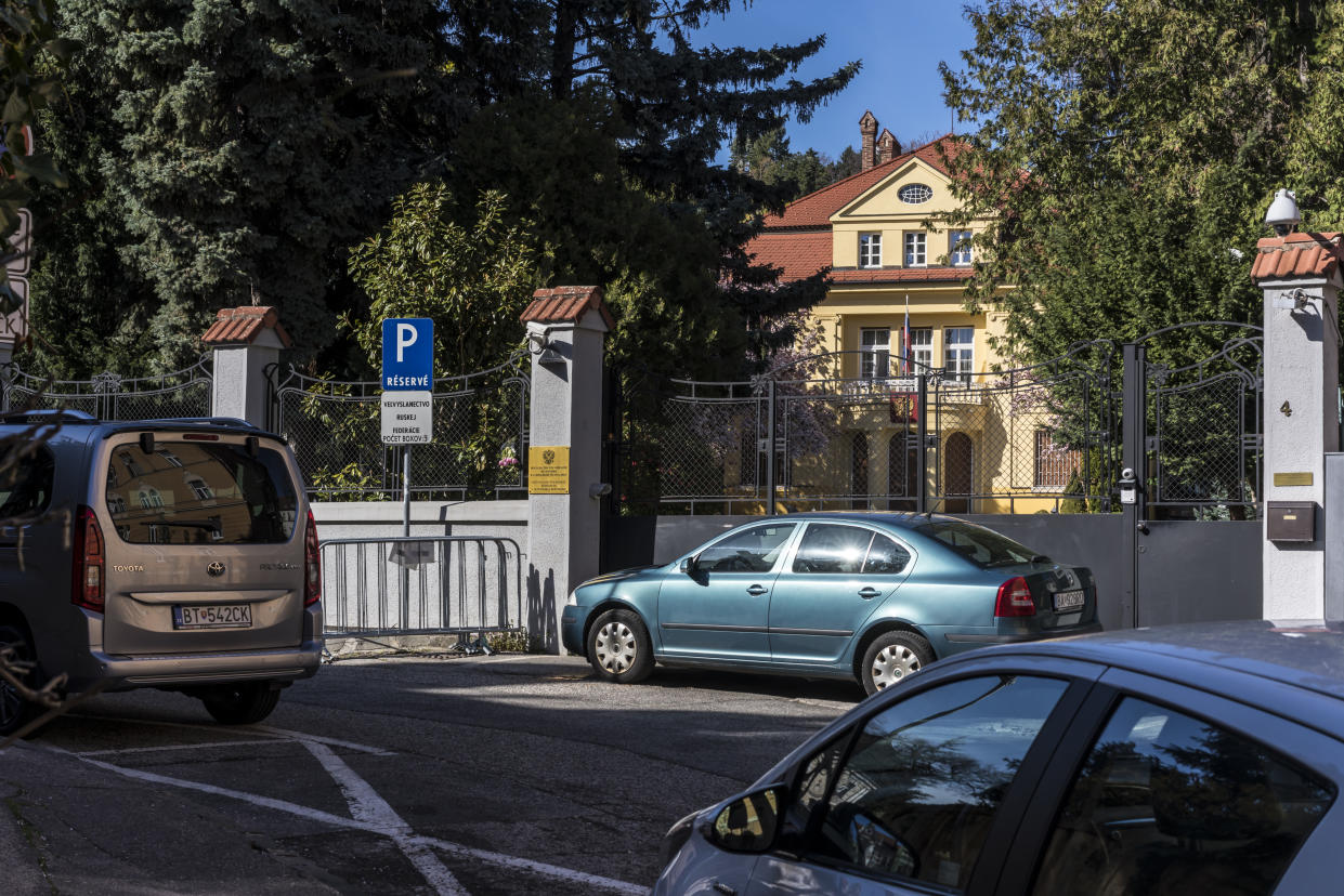 La embajada rusa en Bratislava, Eslovaquia, donde una investigación expuso cómo las operaciones clandestinas rusas están tratando de sembrar la discordia en Europa, vista aquí el 7 de abril de 2022. (Brendan Hoffman/The New York Times)
