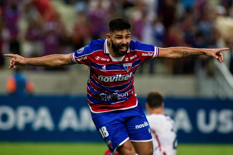 Silvio Romero festeja un gol con la camiseta de Fortaleza, ante San Lorenzo, por la Copa Sudamericana 2023