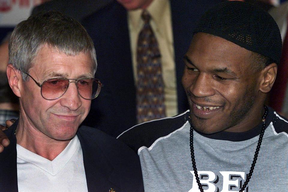 Ken Buchanan with Mike Tyson in 2000. (AFP via Getty Images)