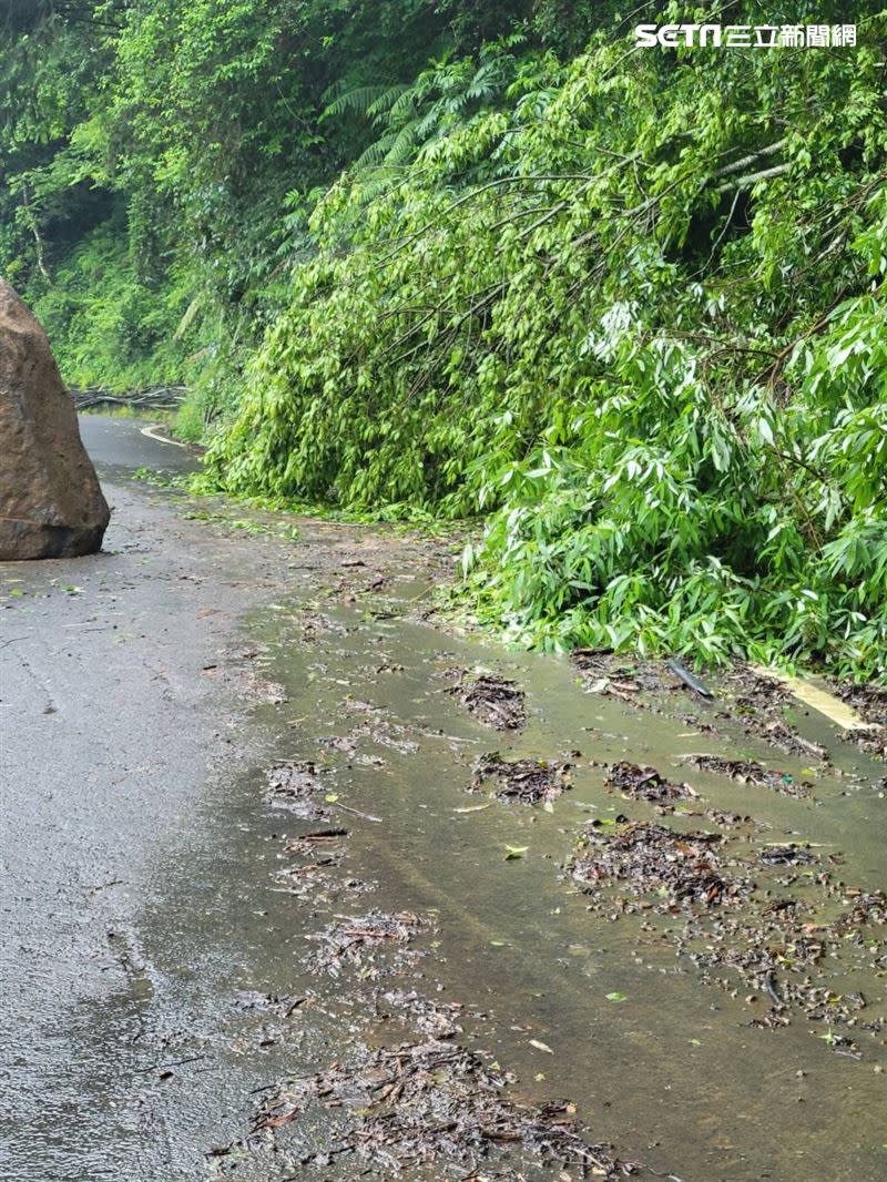 堪比九人座小巴的巨石突然從山坡崩落，掉在力行產業道路21公里處。（圖／翻攝畫面）