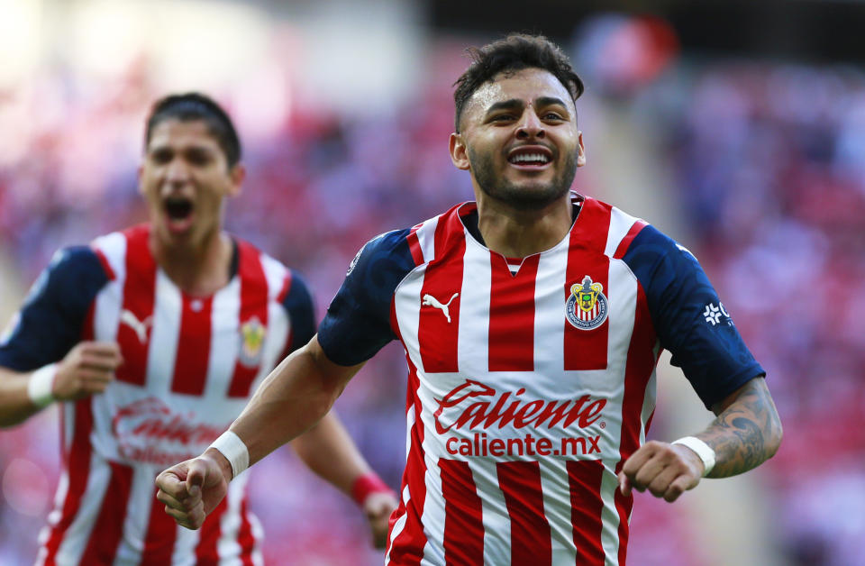 Alexis Vega celebra un tanto de tiro libre anotado contra el Querétaro en la Liga MX. (Alfredo Moya/Jam Media/Getty Images)