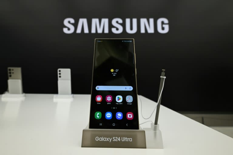 Smartphone market tracker International Data Corporation expects Samsung and Apple will continue to dominate when it comes to high-end smartphones but that pressure will increase from Chinese rivals making more budget priced handsets (Jung Yeon-je)