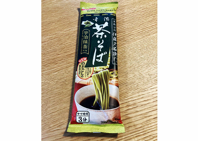 呈現在伊藤久右衛門（いとうきゅうえもん）茶房中擁有高人氣「抹茶蕎麥麵」的乾麵版。