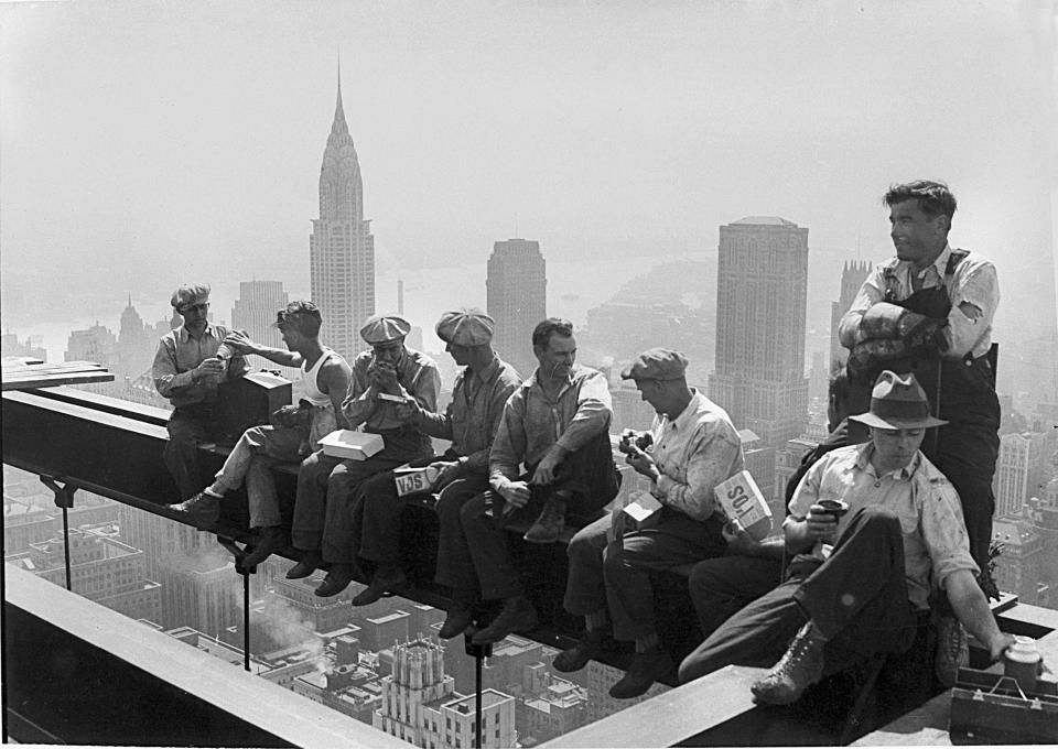 <p>Dieses Foto ist nichts für Menschen mit Höhenangst. “Lunch atop a Skyscraper” entstand als 1932 als Werbefotografie während der Bauarbeiten am Rockefeller Center in New York City. Es zeigt, wie Bauarbeiter auf einem Stahlträger in schwindelerregender Höhe sitzen und eine Mittagspause abhalten. (Bild: AP Photo) </p>