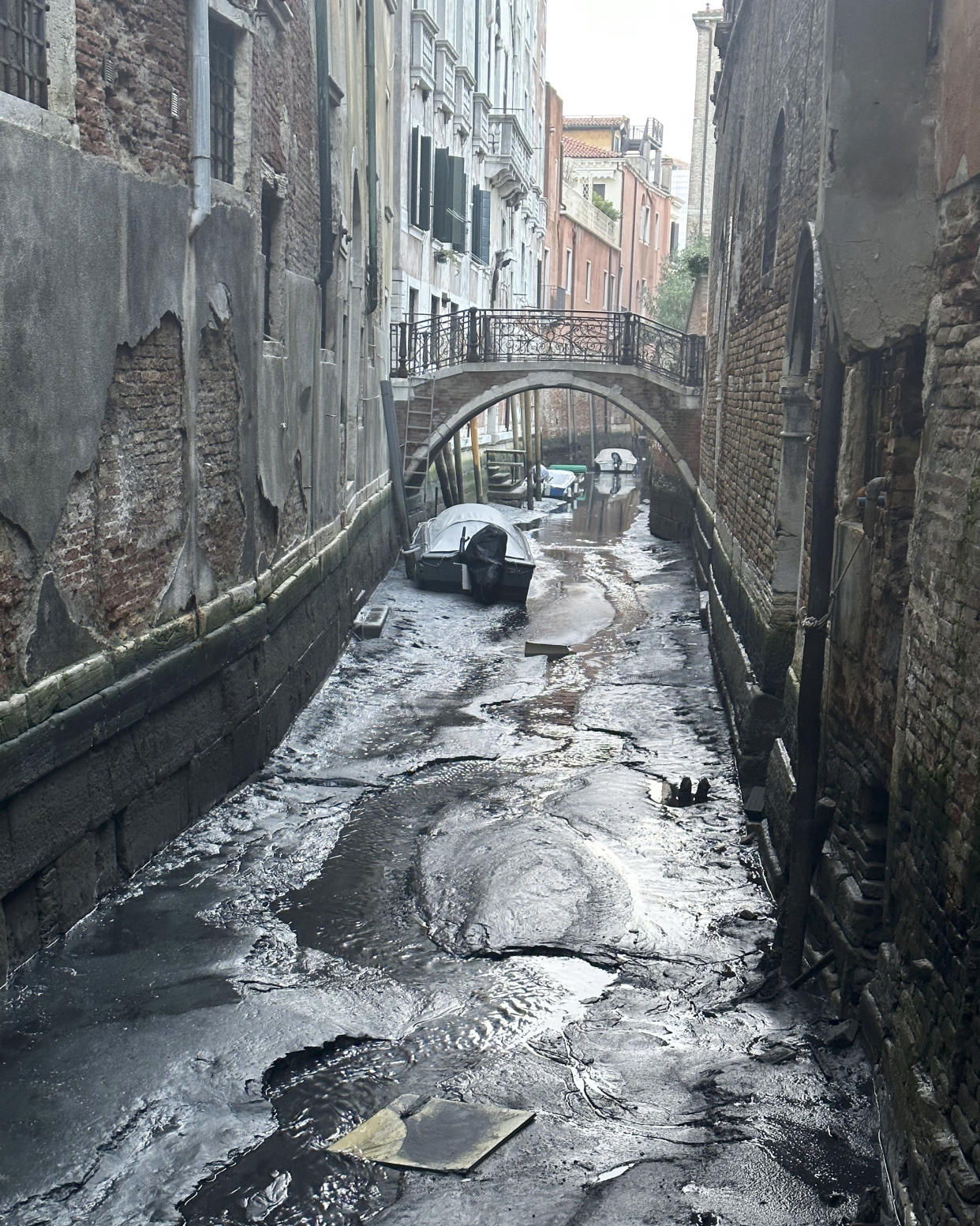 Some of Venice's secondary canals have practically dried up lately due a prolonged spell of low tides linked to a lingering high-pressure weather system.  (Luigi Costantini / AP)