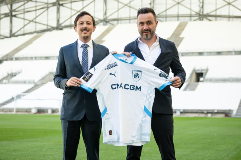 Le président de l'OM Pablo Longoria et le nouvel entraîneur du club, Roberto De Zerbi, le 9 juillet 2024 au Vélodrome (CLEMENT MAHOUDEAU)