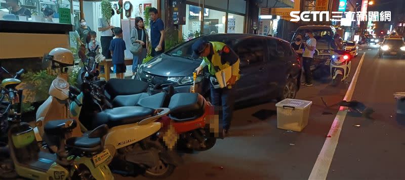 台中潭子發生酒駕車禍，50歲游女酒駕肇事連撞7車。（圖／翻攝畫面）