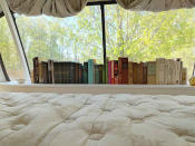 <p>Hay una pequeña librería en el dormitorio.<br>Foto: Instagram/thebustinyhome </p>