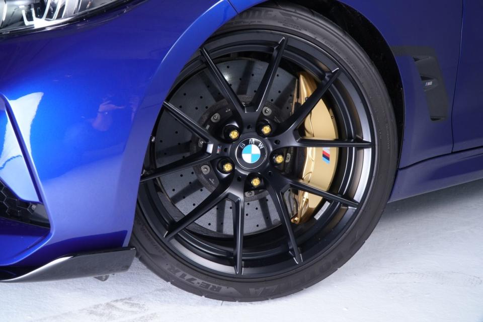 輪圈部分則選擇BMW M-Performance 763M單片鍛造輕量化輪圈，而輪圈內的煞車系統，同樣採用高檔的BMW Carbon Ceramic Brake 陶瓷碳纖維煞車系統，讓簧下重量徹底減輕。