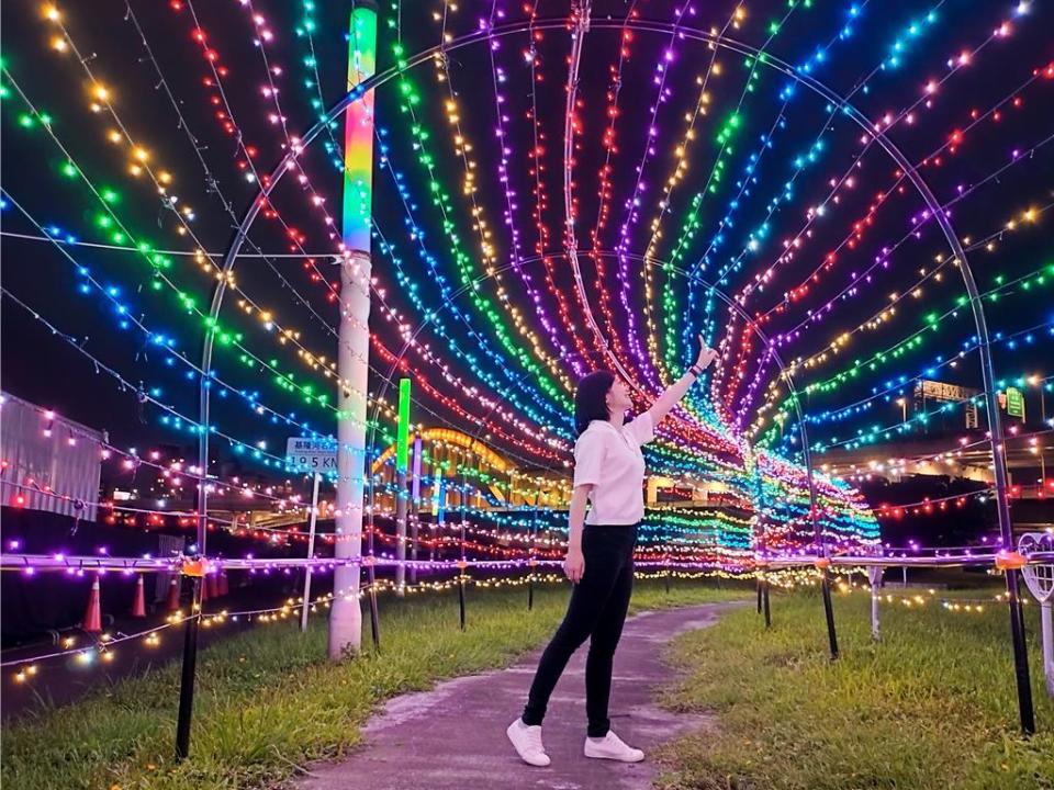 長達40公尺的「彩虹光廊」，使用七彩燈帶打造，營造星斗下漫遊的絕美場景。圖／台北晶華酒店提供