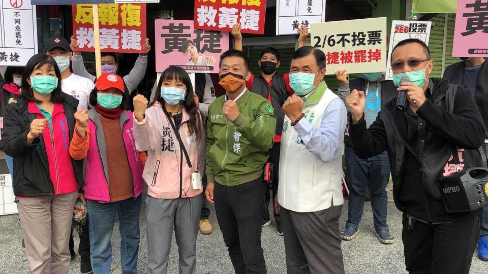 罷免投票日導數10天，黃捷每日上午站在路口向鳳山市民拉票。   圖：擷取自黃捷臉書