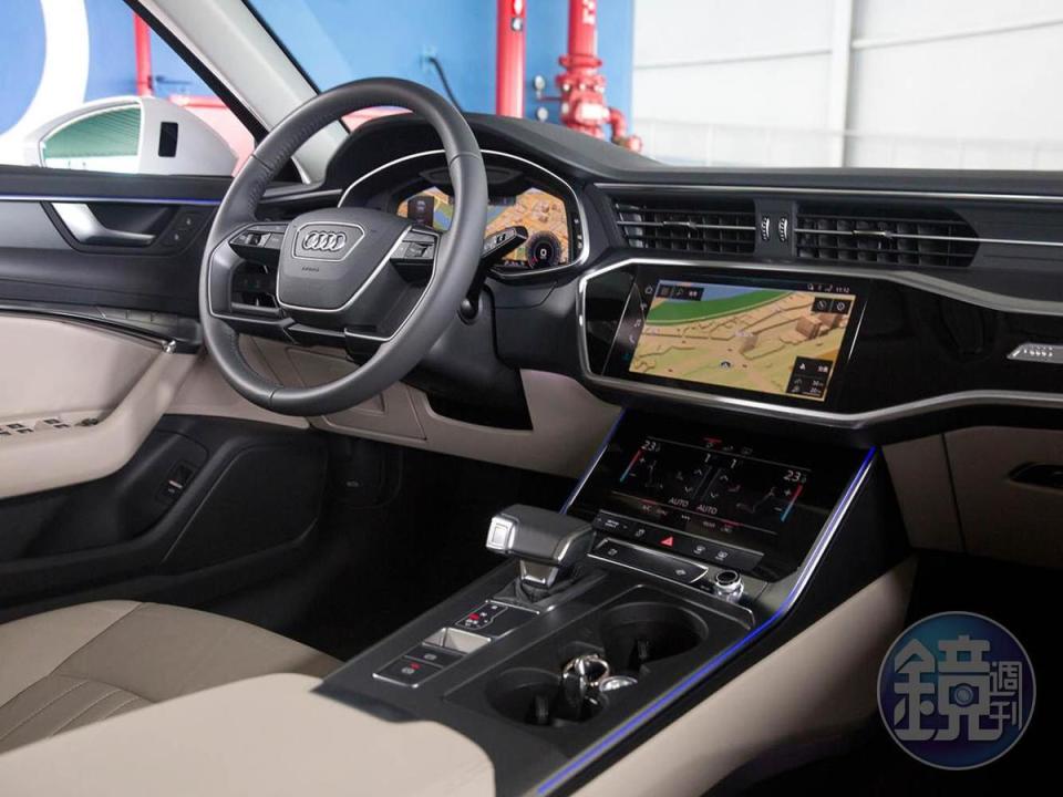 Audi A6的座艙利用12.3吋的全數位儀表、中控10.1吋的觸控屏幕以及8.6吋的觸控螢幕建構出整個前座。