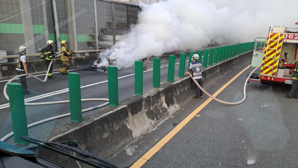 消防人員工作屬高危險性，高市已率先補發危險加給並編入明年預算。   圖：高雄市消防局提供