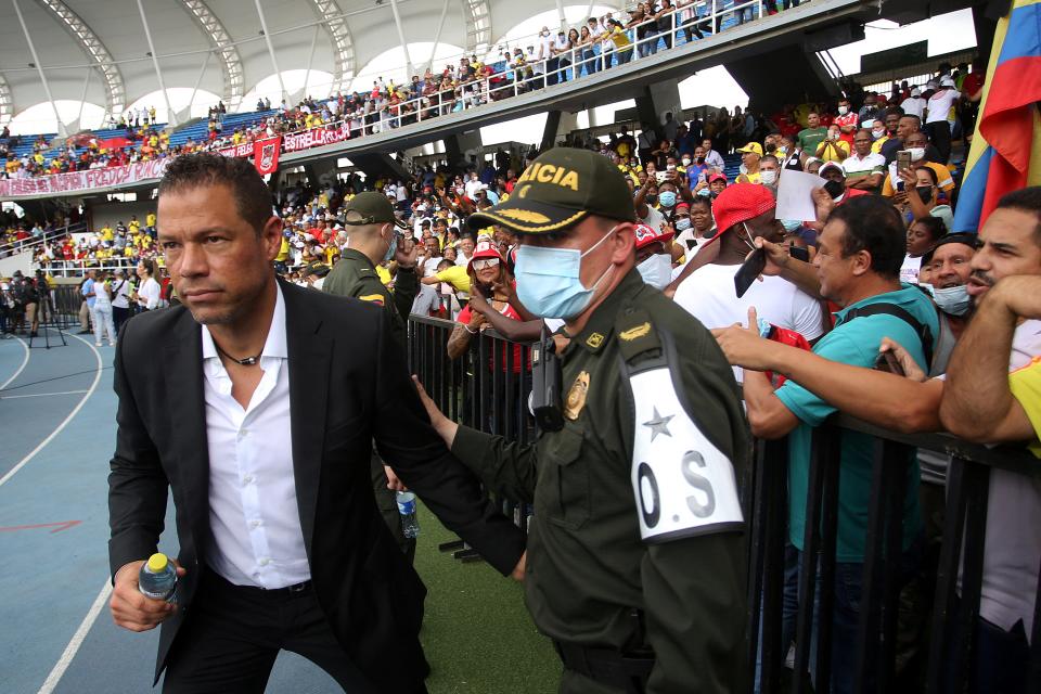 Colombian former goakleeper Oscar Cordoba (L) attends a tribute to Colombian former football player Freddy Rincon at the Pascual Guerrero stadium in Cali, Colombia, on April 16, 2022. - Colombian former international midfield star Freddy Rincon died on April 13 aged 55 of injuries he sustained in a traffic accident, doctors said. (Photo by Paola Mafla / AFP) (Photo by PAOLA MAFLA/AFP via Getty Images)