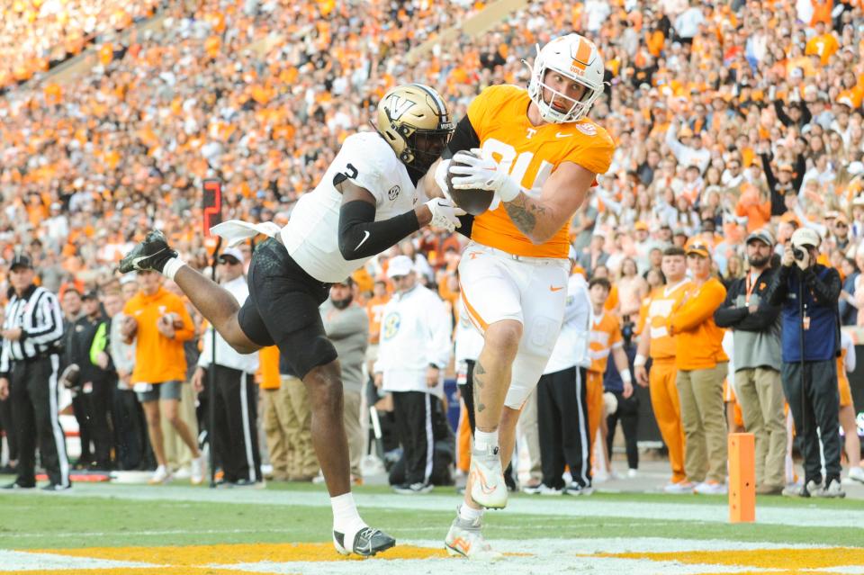 Tennessee tight end McCallan Castles (34) runs into the end zone as Vanderbilt safety De’Rickey Wright defends him during a football game between Tennessee and Vanderbilt at Neyland Stadium in Knoxville, Tenn., on Saturday, Nov. 25, 2023.