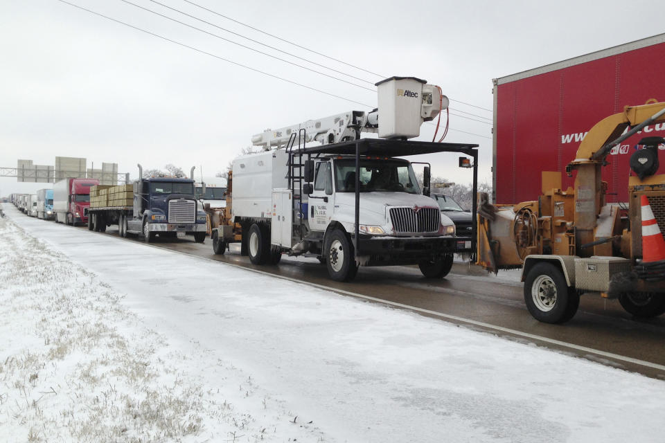 Traffic is stalled on ice-covered northbound Interstate 55 in West Memphis, Ark., Tuesday, March 4, 2014. Interstate 55 between West Memphis and the Missouri border was clogged with ice and stalled vehicles Tuesday morning. (AP Photo/Adrian Sainz)