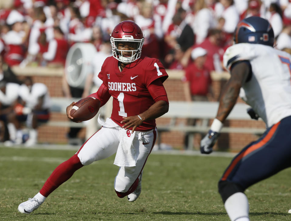 Kyler Murray (1) is considered by many to be the favorite to succeed Baker Mayfield as Oklahoma’s starting quarterback in 2018. (AP Photo/Sue Ogrocki)