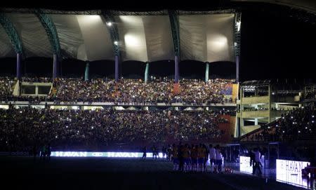 Brazil's players waiting for the lights to be restored during a blackout. REUTERS/Marco Bello