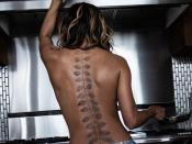 Erkennen Sie, welche Hollywood-Schauspielerin hier bei Instagram ihren großflächig tattoowierten Rücken präsentierte? (Bild: www.instagram.com/halleberry)