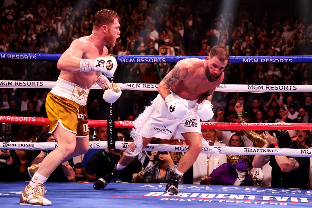 Canelo Álvarez pone a Caleb Plant contra las cuerdas (Getty Images)