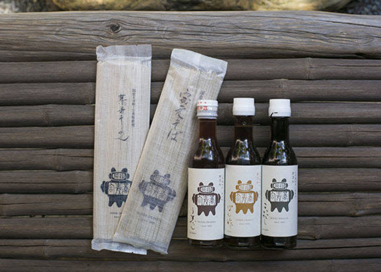 ▲Redesigned soba noodle souvenir packs (400 yen, tax excl.) and soba dipping sauce (550 yen, tax excl.). Pretty packaging combines tradition and a feminine touch